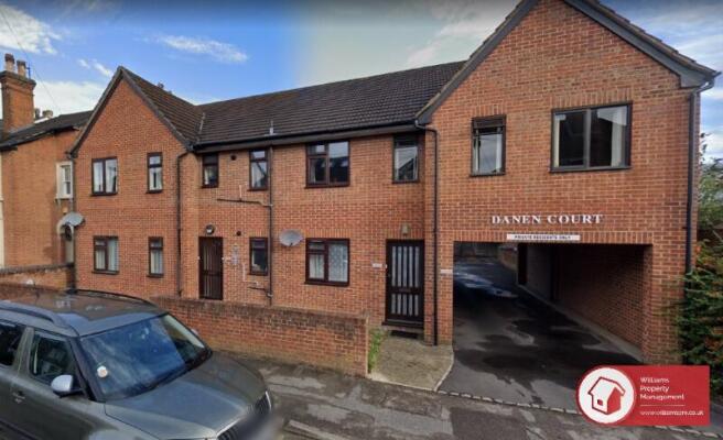 1 bedroom property in town centre with parking