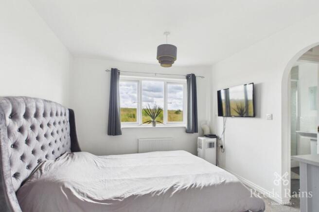 4 bed Detached for sale Image 9