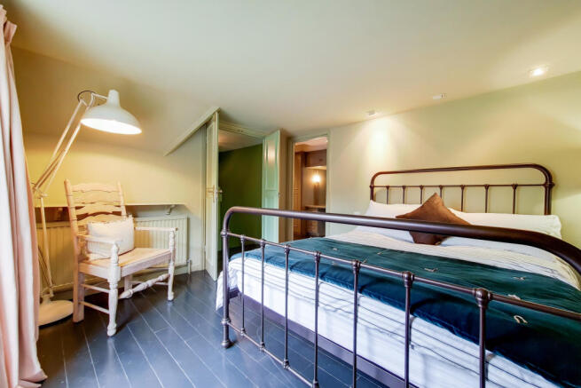 9_main-bedroom-0