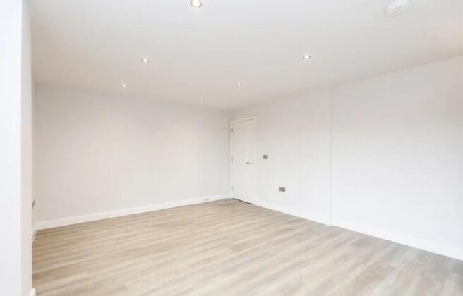 1 bed Apartment to rent Image 6