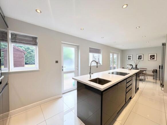 4 bed Detached for sale Image 11