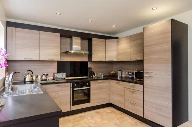 4 bed House to rent Image 6