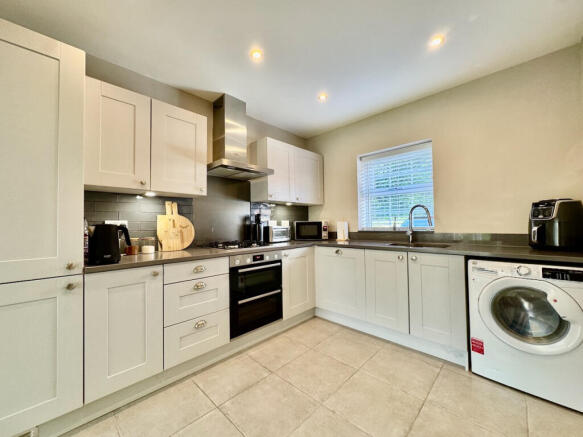 3 bed Semi-Detached for sale Image 7