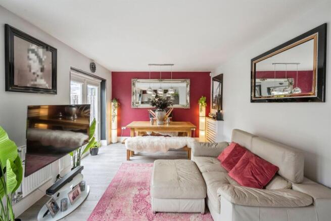 5 bed Detached for sale Image 8