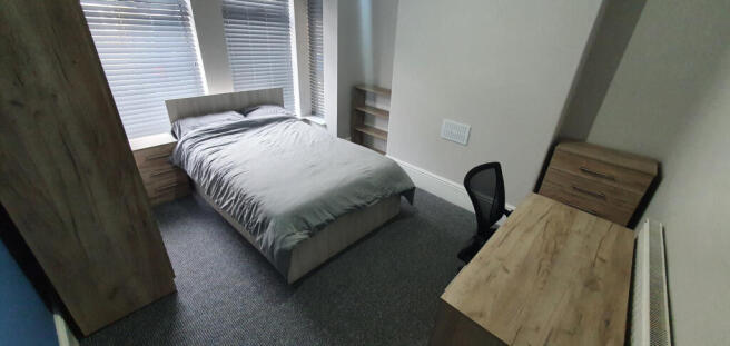 4 bed House to rent Image 6