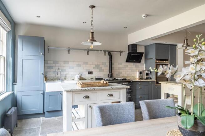 6 bed Town House for sale Image 7