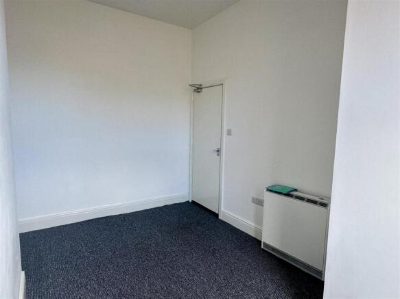2 bed Flat to rent Image 5
