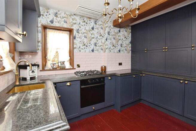 5 bed Detached for sale Image 6