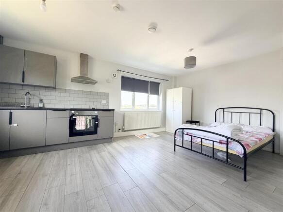 FIRST FLOOR BEDSIT ROOMS 4-8