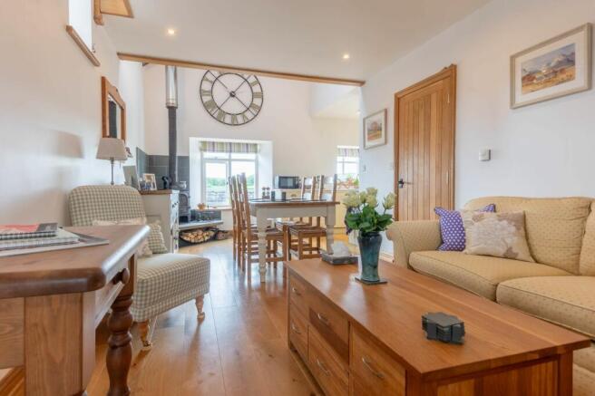 OPEN PLAN LIVING AREA