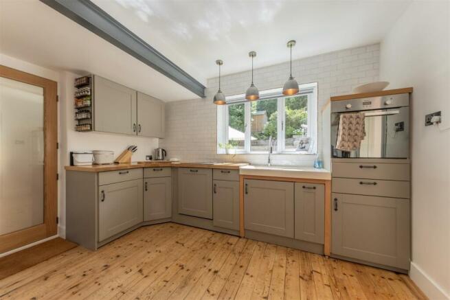 4 Holford Crescent-002.JPG
