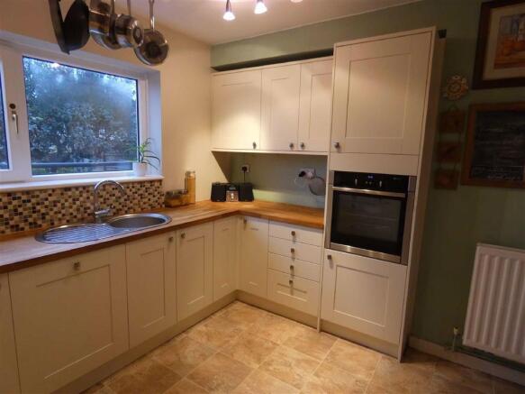 FITTED KITCHEN