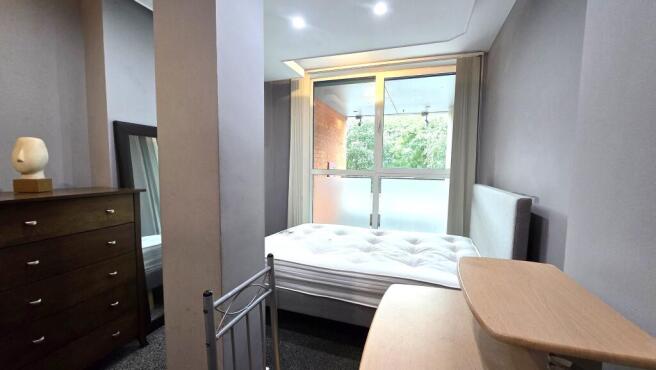 3 bed Apartment to rent Image 6