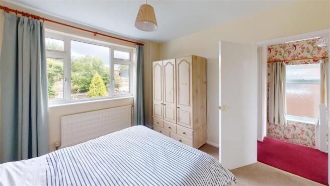 hmqA4JuTSvA-Bedroom.jpg