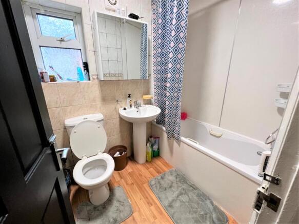 1 bed House Share to rent Image 5