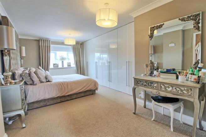 BEDROOM ONE pic 2