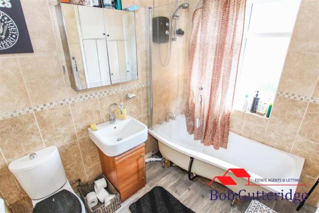 FIRST FLOOR BATHROOM