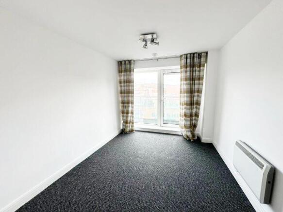 3 bed Apartment to rent Image 8