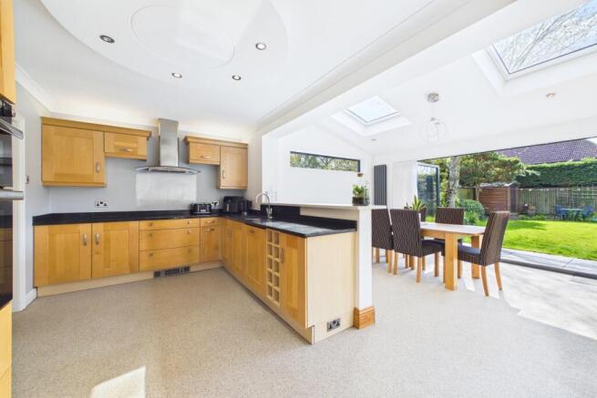 5 bed Detached for sale Image 6