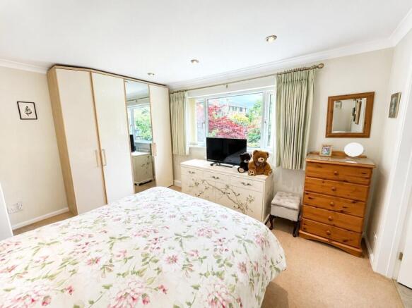 4 bed Bungalow for sale Image 11