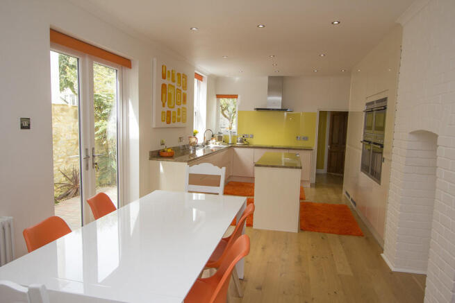 Kitchen/Breakfast...