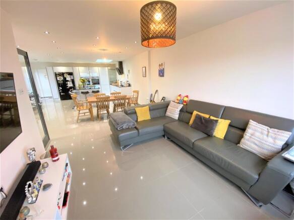 KITCHEN/DINING/FAMILY ROOM