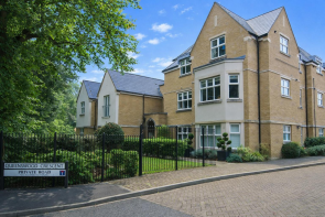 Flat 6, Dorney House, Queenswood Crescent, Egham TW20 0AS