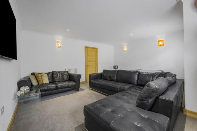 4 bed Town House for sale Image 10
