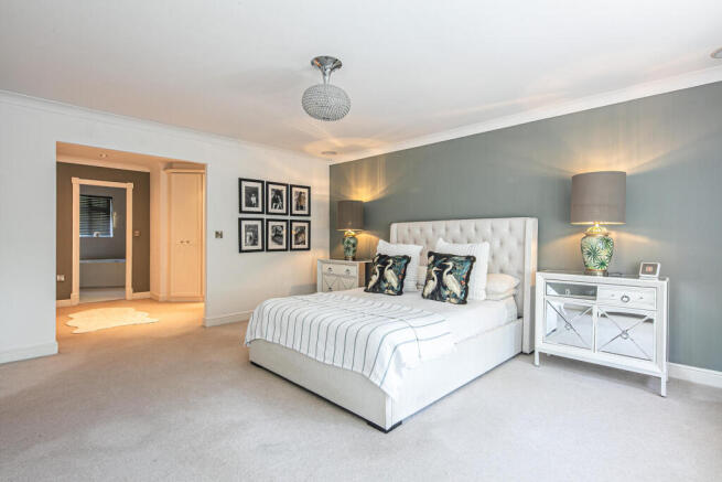 6 bed Detached for sale Image 8