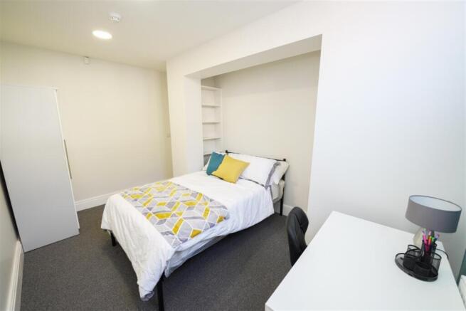 4 bed Apartment to rent Image 4