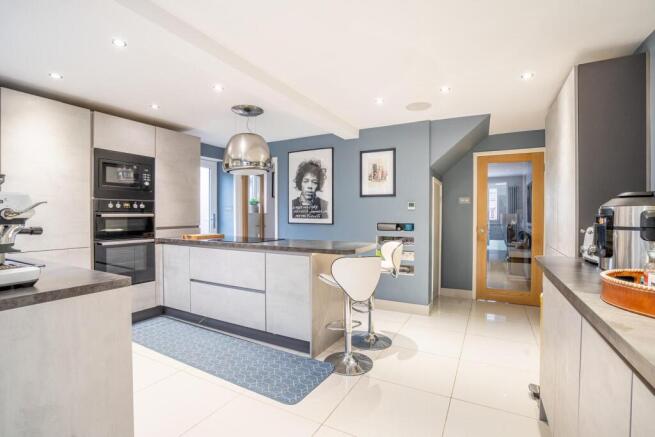 3 bed Detached to rent Image 4