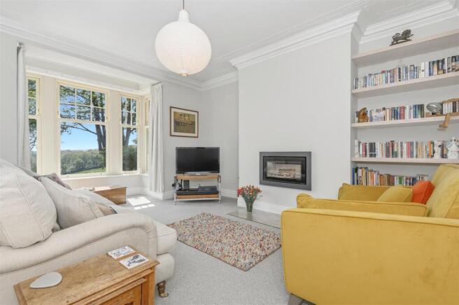 5 bed Semi-Detached for sale Image 4