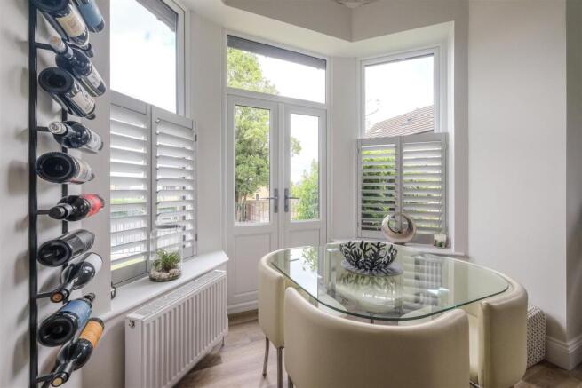 3 bed Apartment for sale Image 5