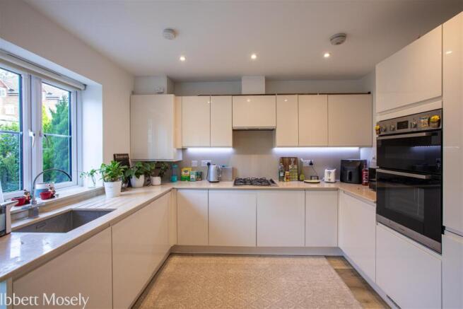 18 Kitchen.jpg