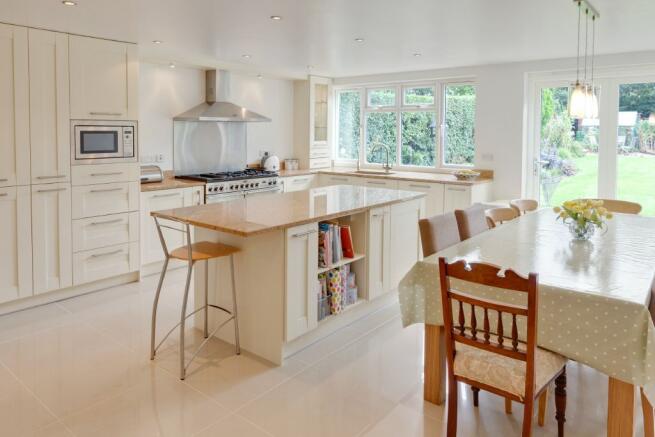 KITCHEN/BREAKFAST ROOM