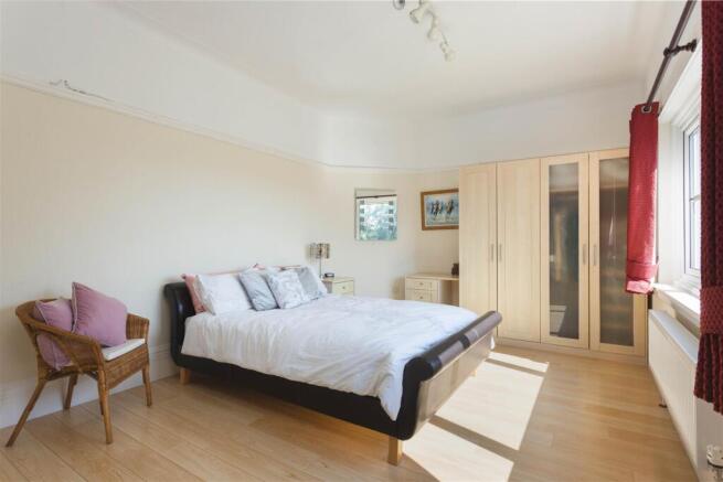 5 bed Detached for sale Image 12