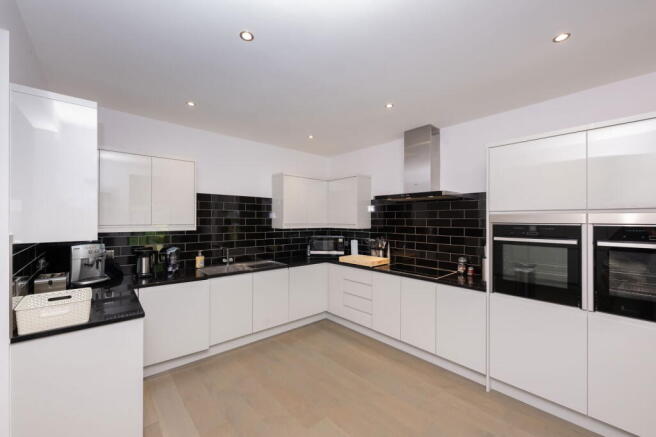 5 bed Detached for sale Image 8