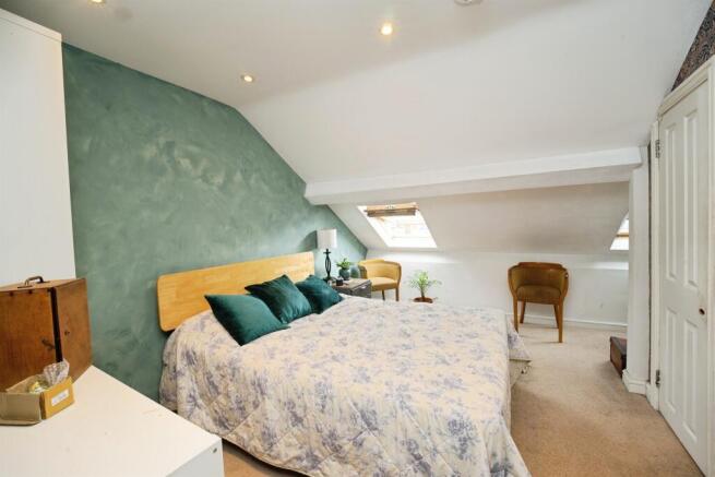 3 bed Flat for sale Image 7