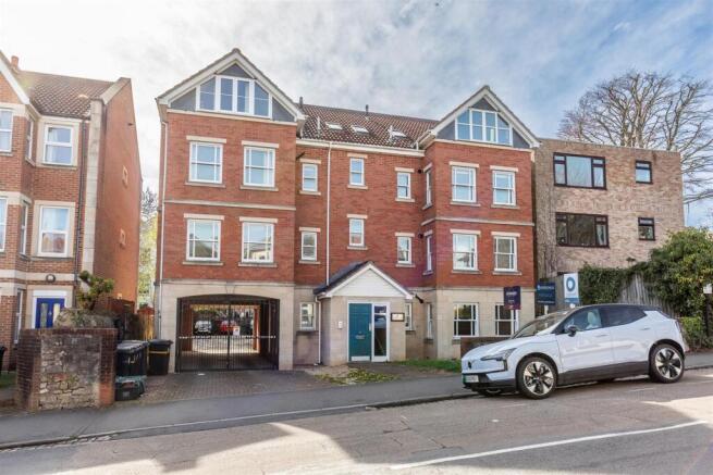 2-bed flat on Hampton Road, Redland, Bristol, £360,000
