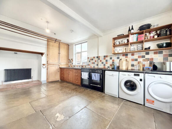 6 bed Semi-Detached for sale Image 5