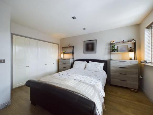 Bedroom 1 pic 2