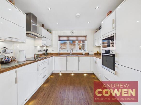 4 bed Detached for sale Image 6