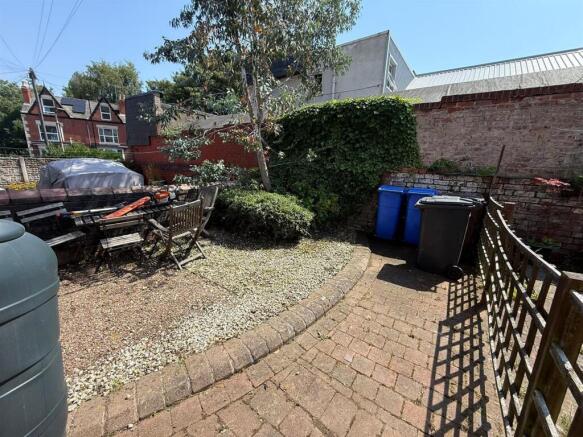 3 bed Terraced to rent Image 12