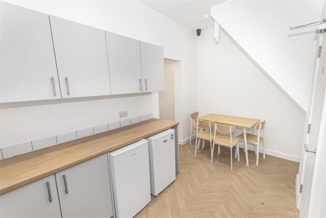 1 bed House Share to rent Image 5