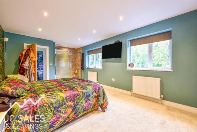 4 bed Detached for sale Image 7
