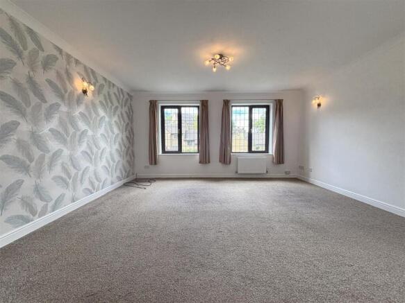 5 bed Detached for sale Image 12
