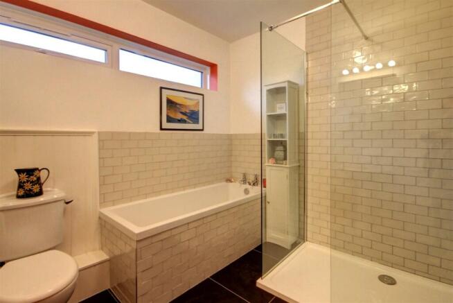 .BATHROOM.jpg