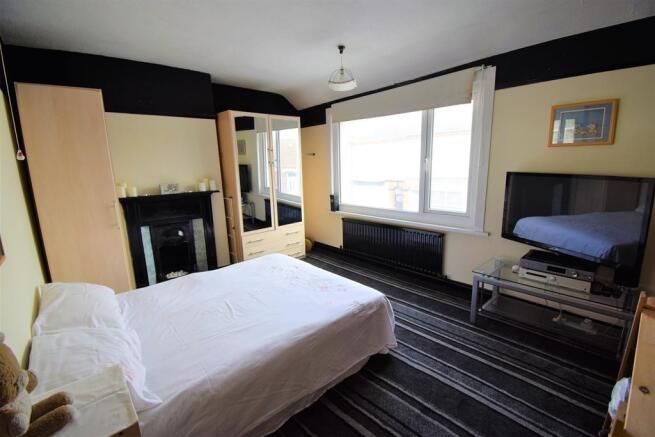 DOUBLE BEDROOM 1