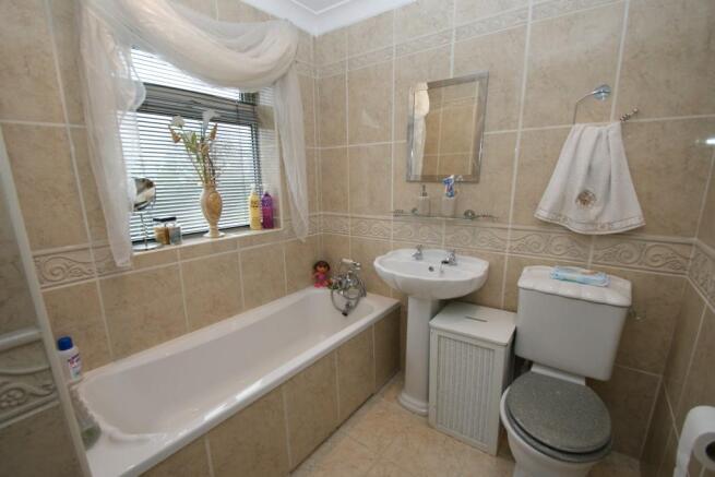Bathroom (First Floor)