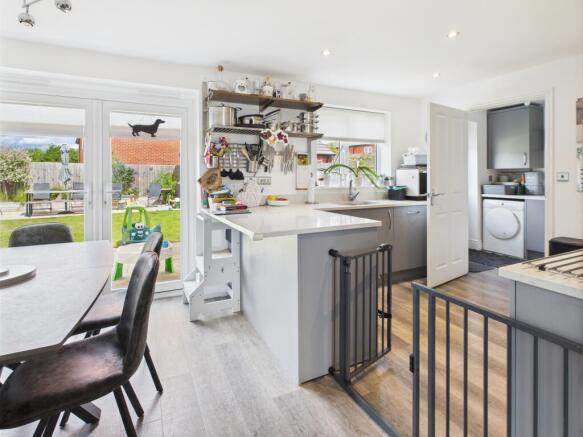 CAM02519G0-PR0284-STILL012